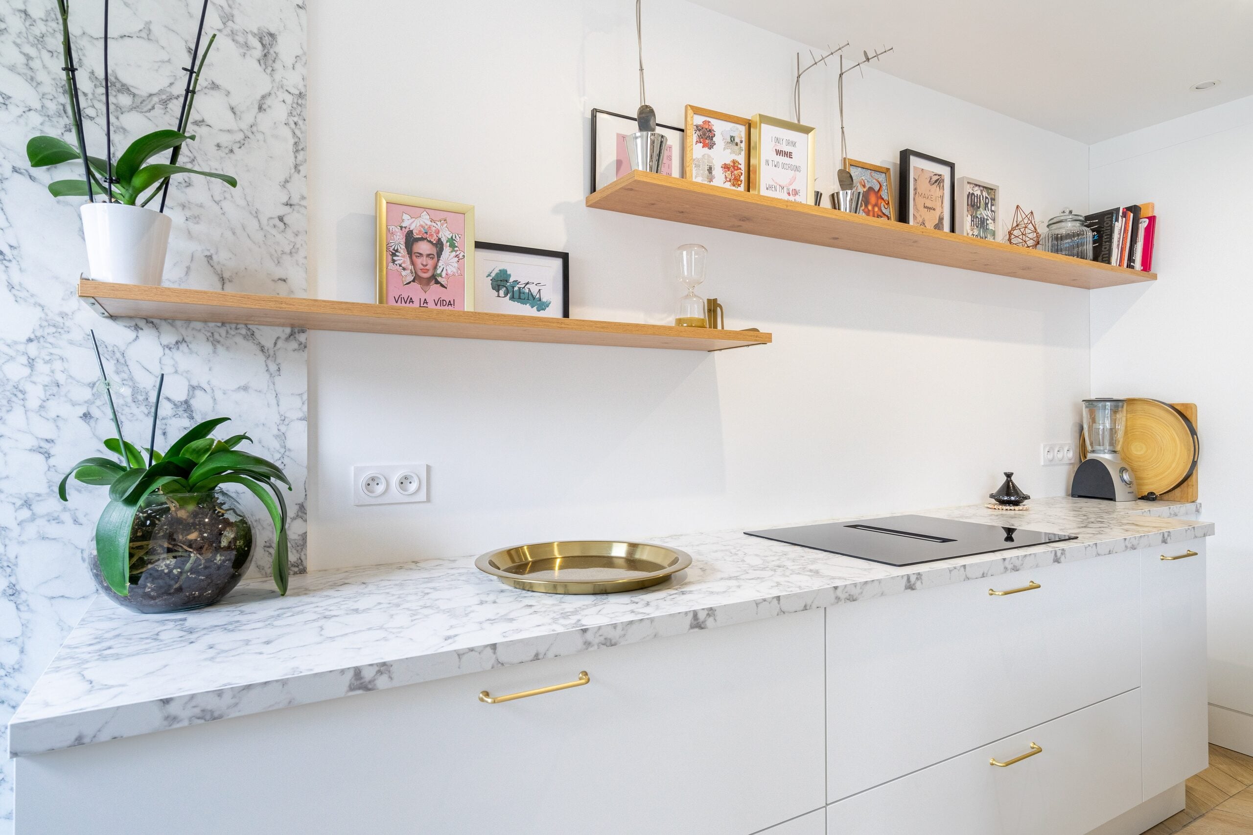 Cuisine blanche avec plan de travail en marbre et poignées dorées