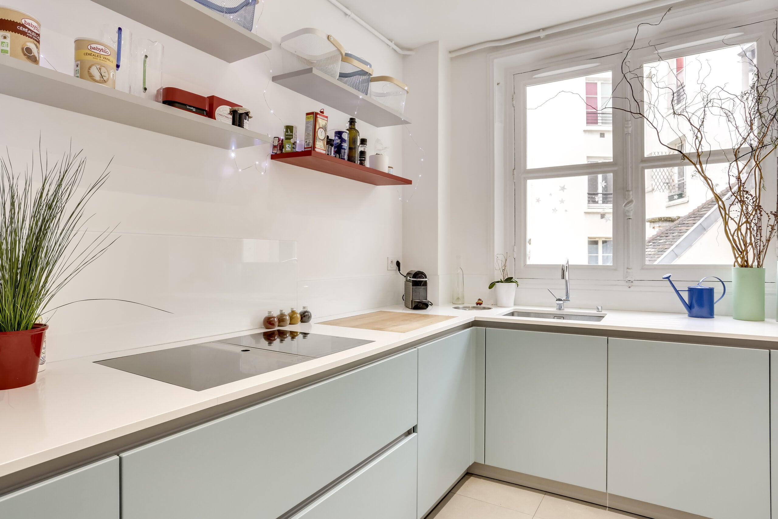 Vue d'ensemble de la cuisine minimaliste bleu canard avec comptoirs blancs