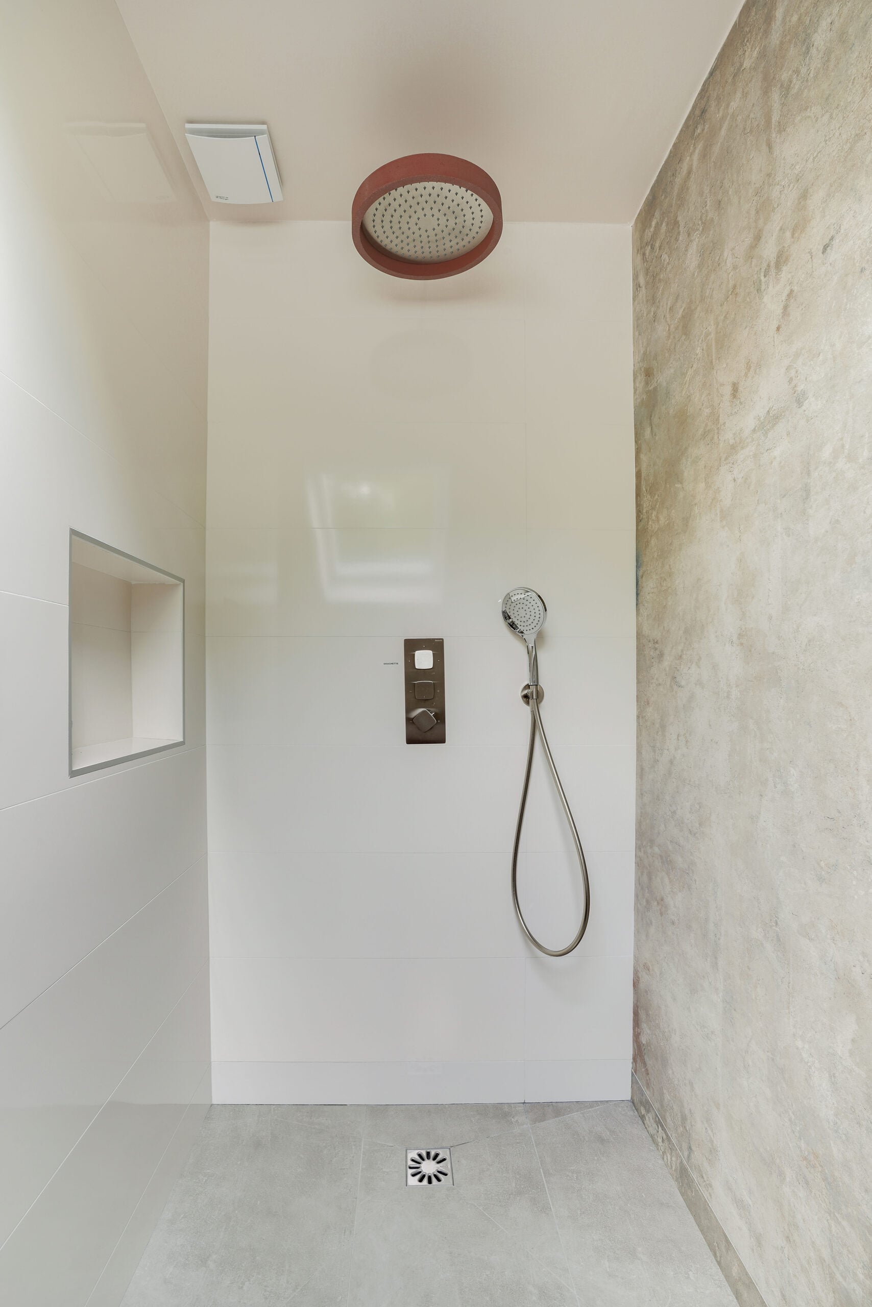 Douche à l'italienne avec pommeau de pluie encastré et parois en pierre naturelle — réalisation Dec Home