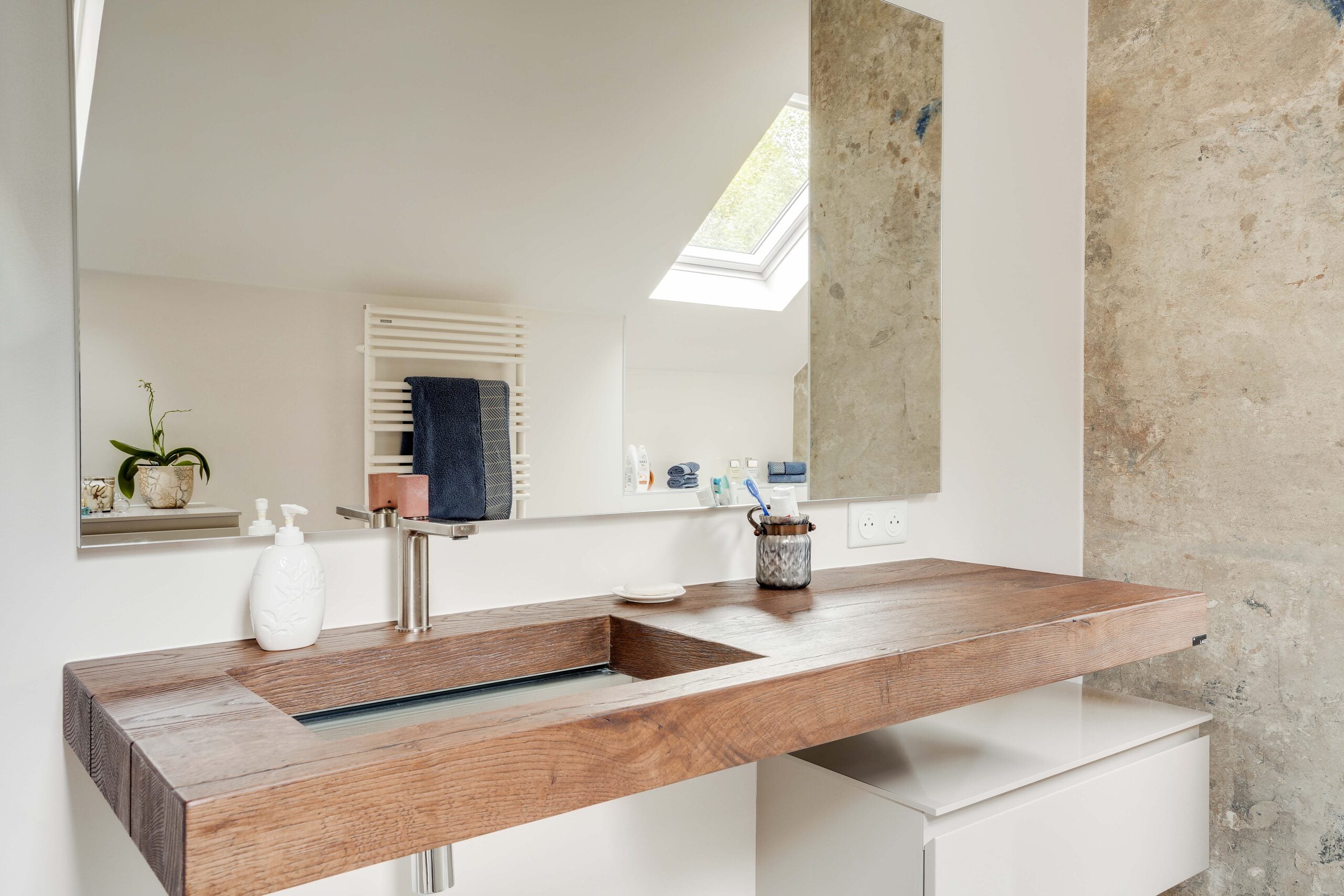 Plan vasque en bois massif avec robinet chromé, grand miroir et velux — réalisation Dec Home