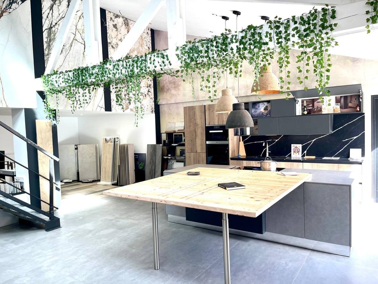 Showroom Dec Home — cuisine d'exposition avec îlot en bois et armoires noires à Lagny-sur-Marne